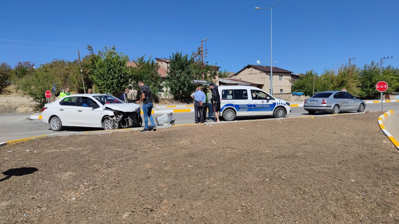 Elazığ'da otomobiller çarpıştı: 2 yaralı