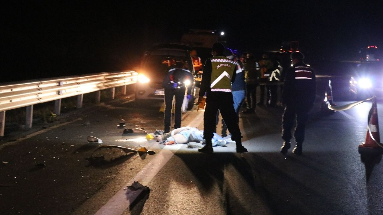 TEM’de patlayan lastiği değiştiren 2 kişiye kamyonet çarptı: 1 ölü, 2 yaralı