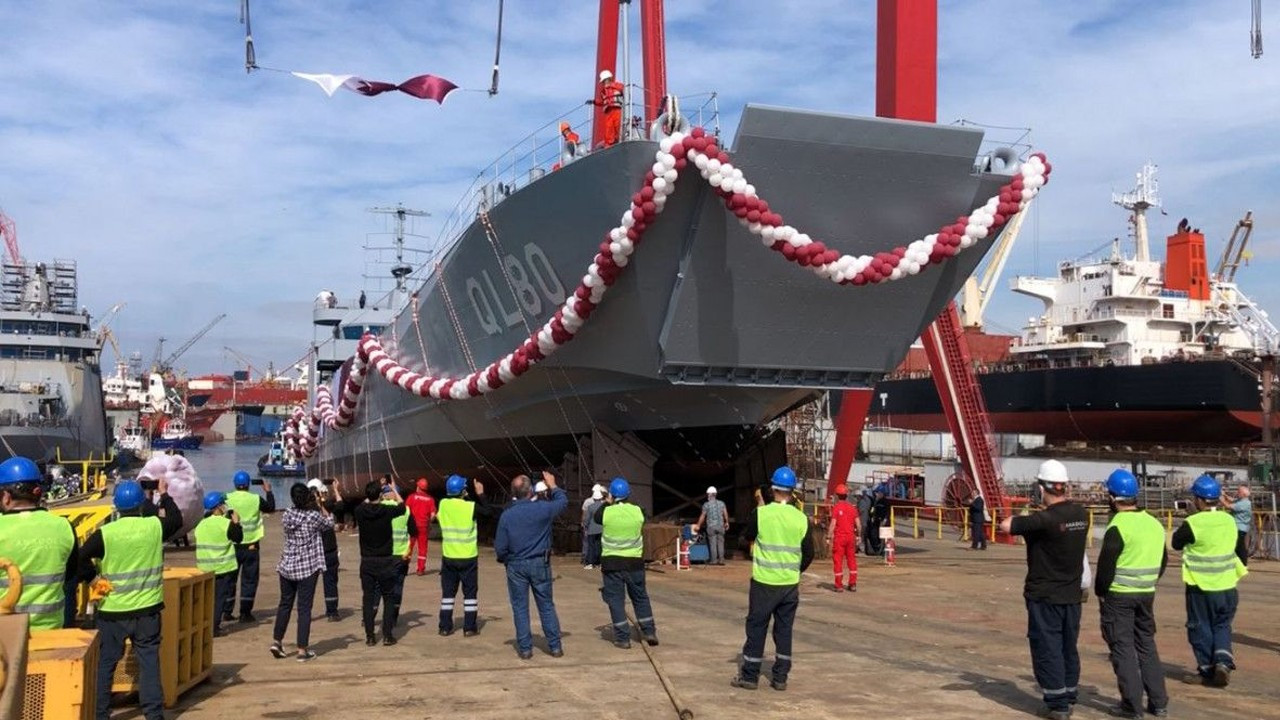 Yerli imkanlarla üretilen çıkarma gemisi, Tuzla’da denize indirildi