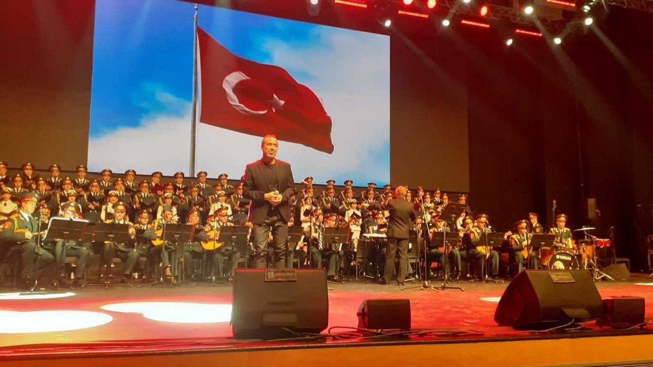 Rus Kızılordu Korosu ve Haluk Levent Ankara’da sahne aldı