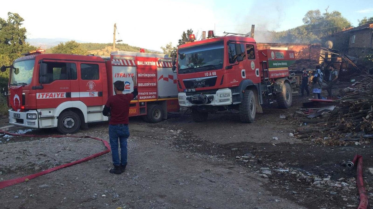 Sındırgı’da bir ev çıkan yangında küle döndü