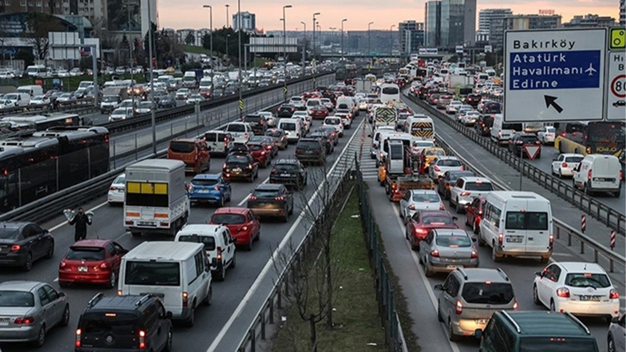 İstanbul'da yağmur sonrası yoğun trafik! Yoğunluk yüzde 80'e ulaştı