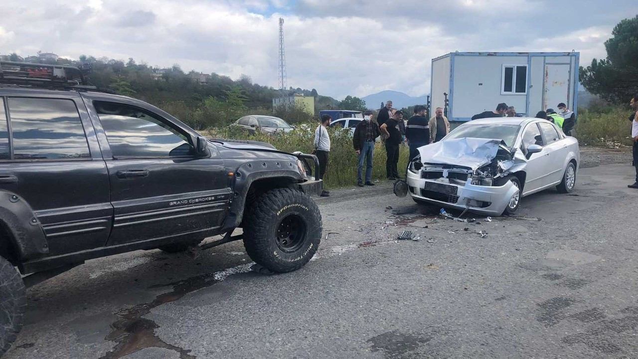 Alaplı’da iki otomobil kafa kafaya çarpıştı: 2 yaralı