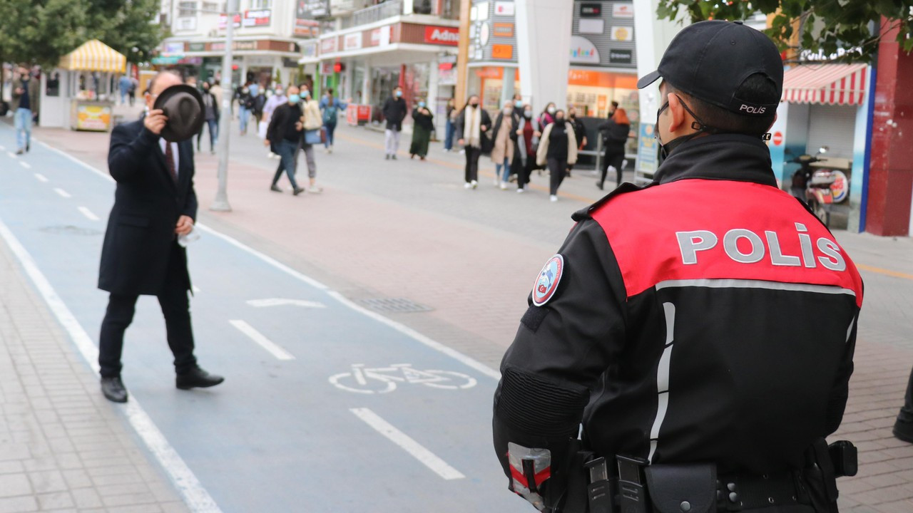 Maskesiz yakalanınca yüzünü şapkayla kapattı