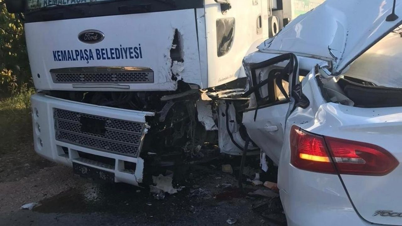 İzmir’de çöp kamyonu ile otomobil çarpıştı: 1 yaralı