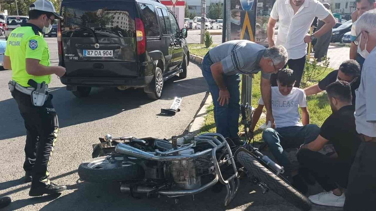 Hafif ticari araç motosiklete çarptı: 1 yaralı