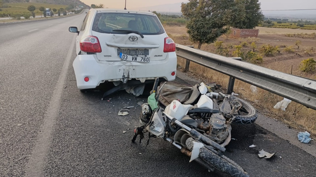 Manisa'da motosiklet otomobile arkadan çarptı: 1 ölü