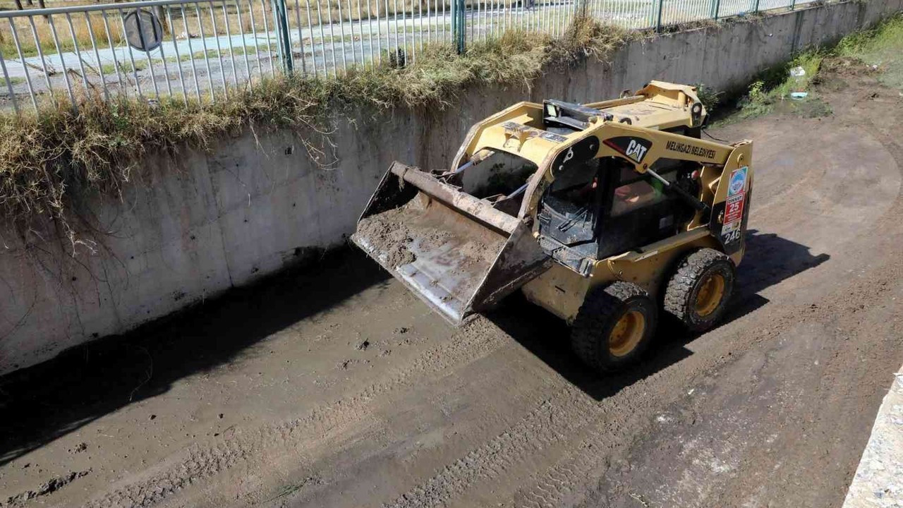 Melikgazi’de taşkın suyu kanalları temizleniyor