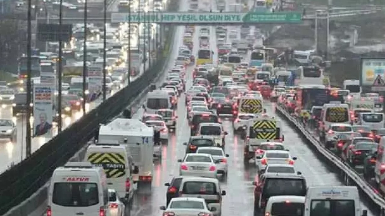 İstanbul’da yağış trafiği felç etti!