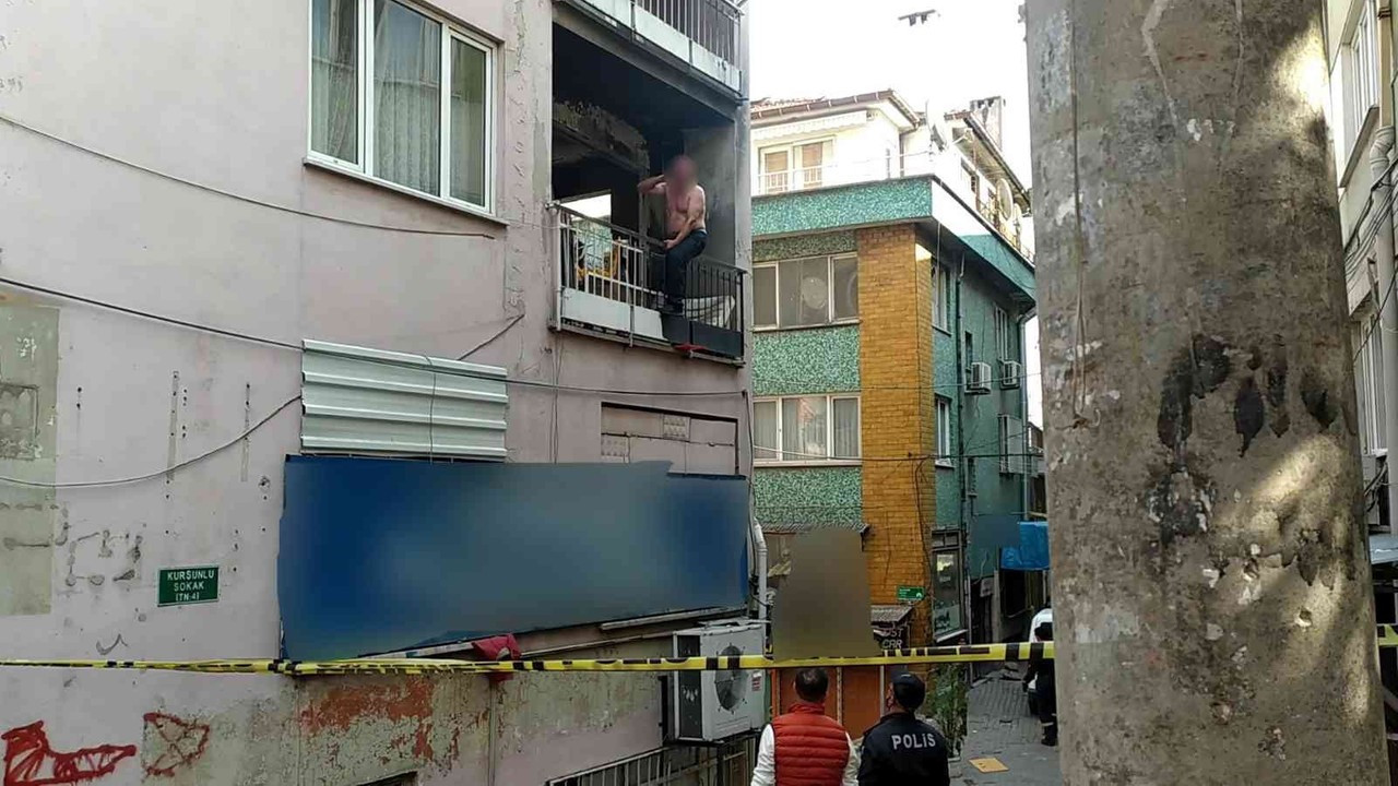 Kendisini eve kilitleyerek balkondan eşyaları fırlatan bağımlıyı emniyet müdürü etkisiz hale getirdi