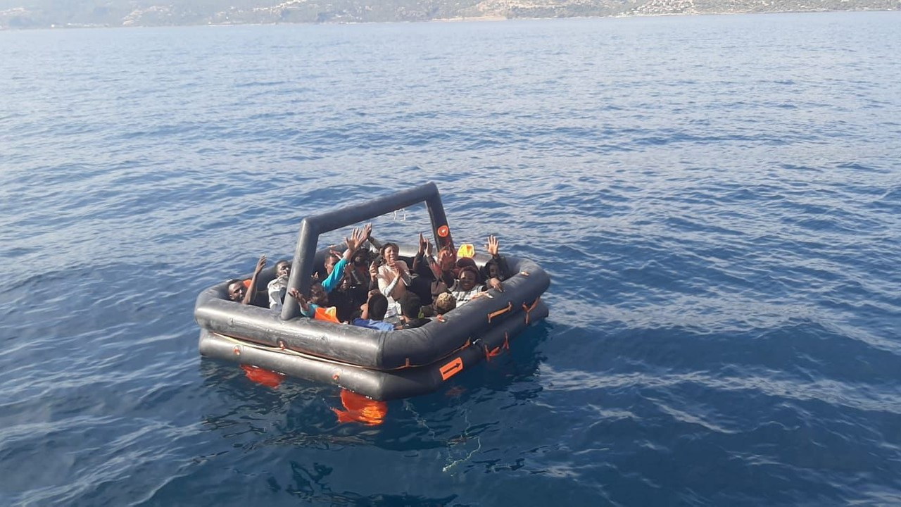 Ayvacık açıklarında 14 kaçak göçmen kurtarıldı