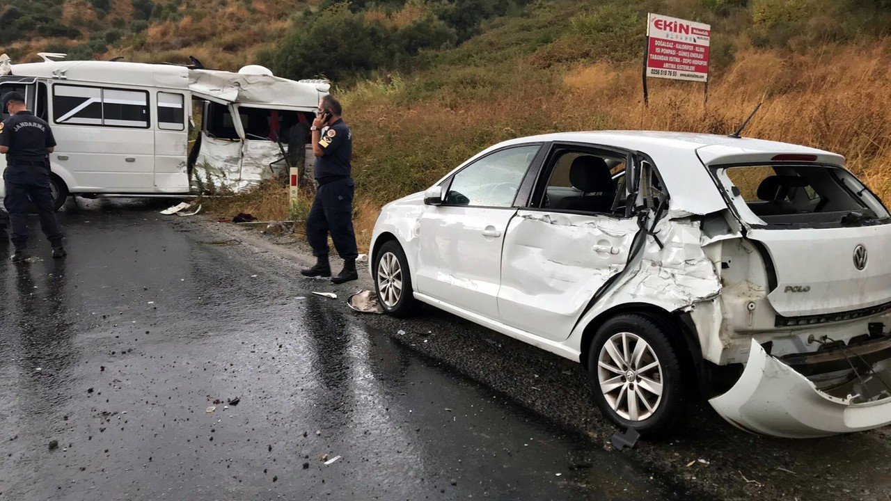 Beton mikseri, yolcu minibüsü ile otomobile çarptı: 1 ölü, 6 yaralı