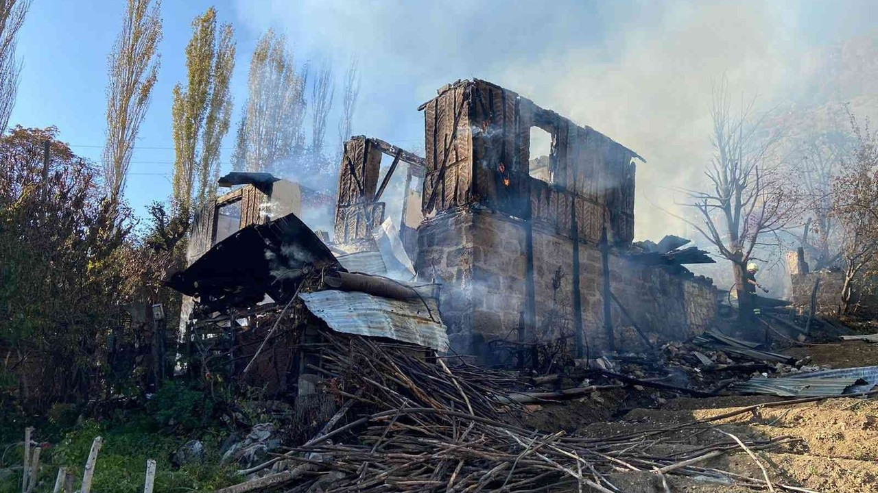 Suluova’da iki katlı ahşap ev yangında küle döndü