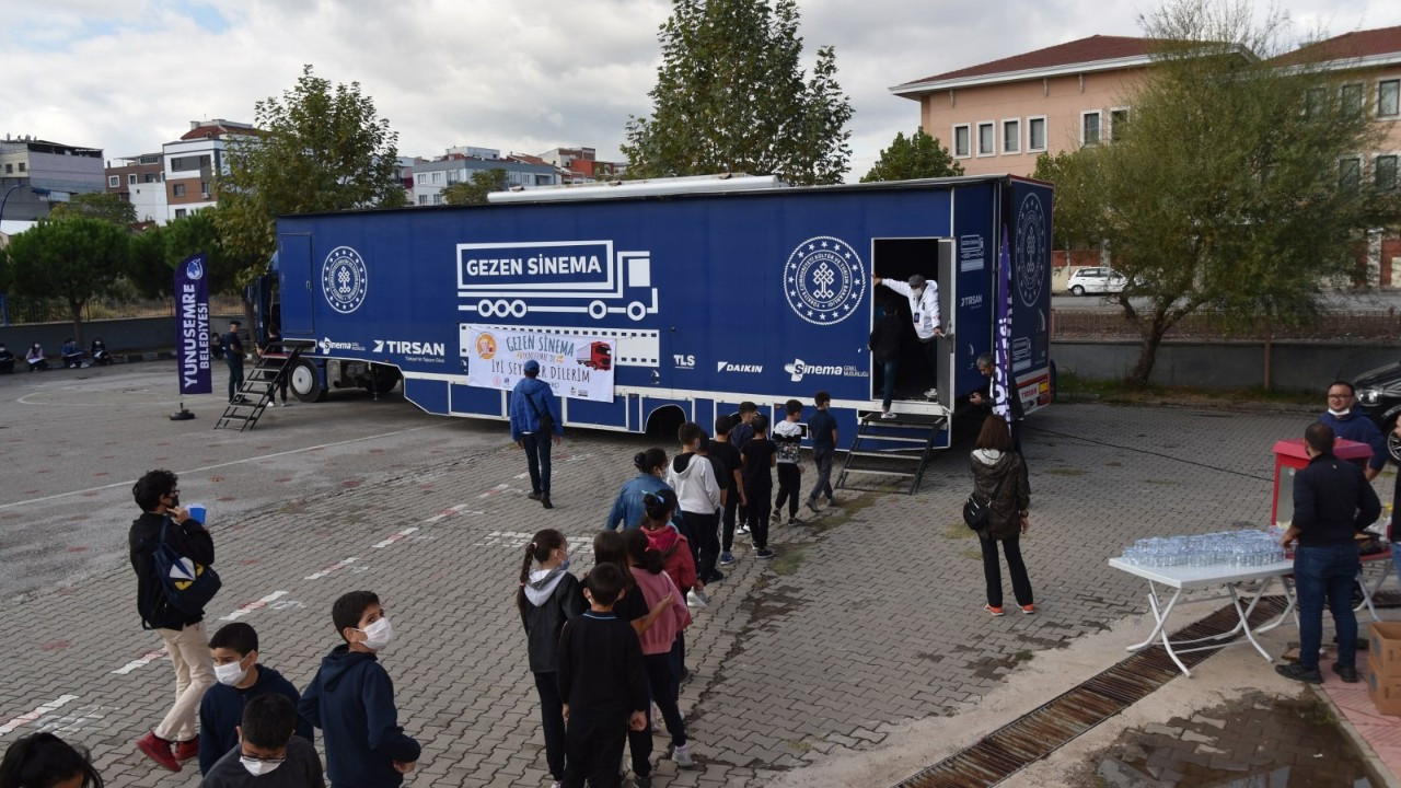 Barbaroslu öğrenciler 'Gezen Sinema' ile film keyfi yaşadı