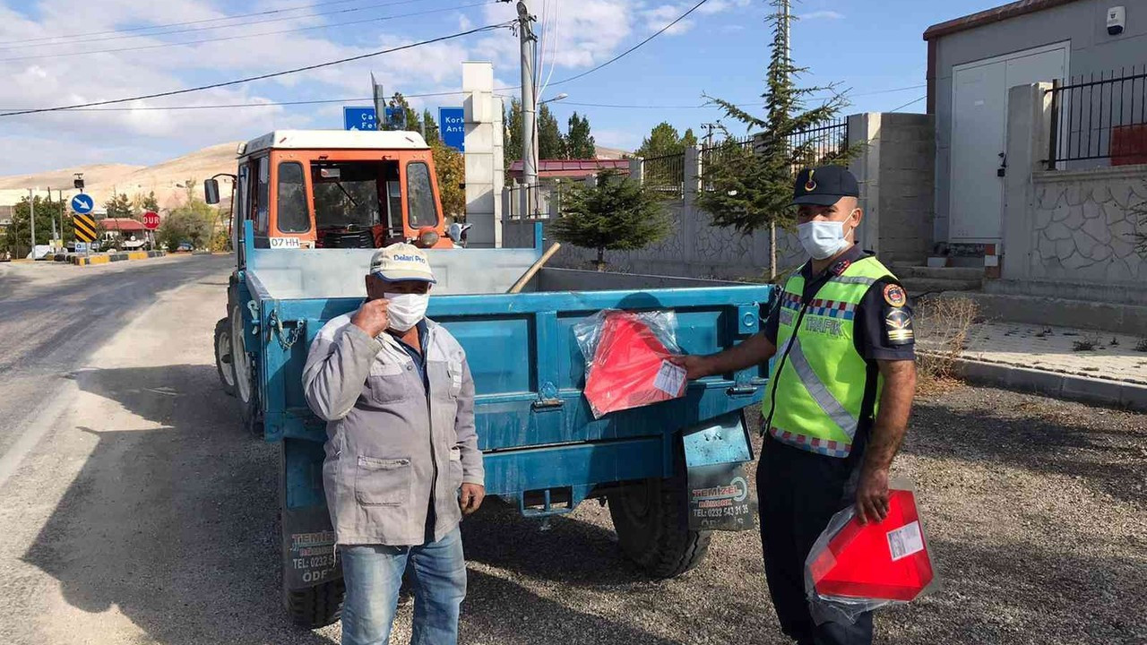 Korkuteli’de jandarma, traktör sürücülerine reflektör dağıttı