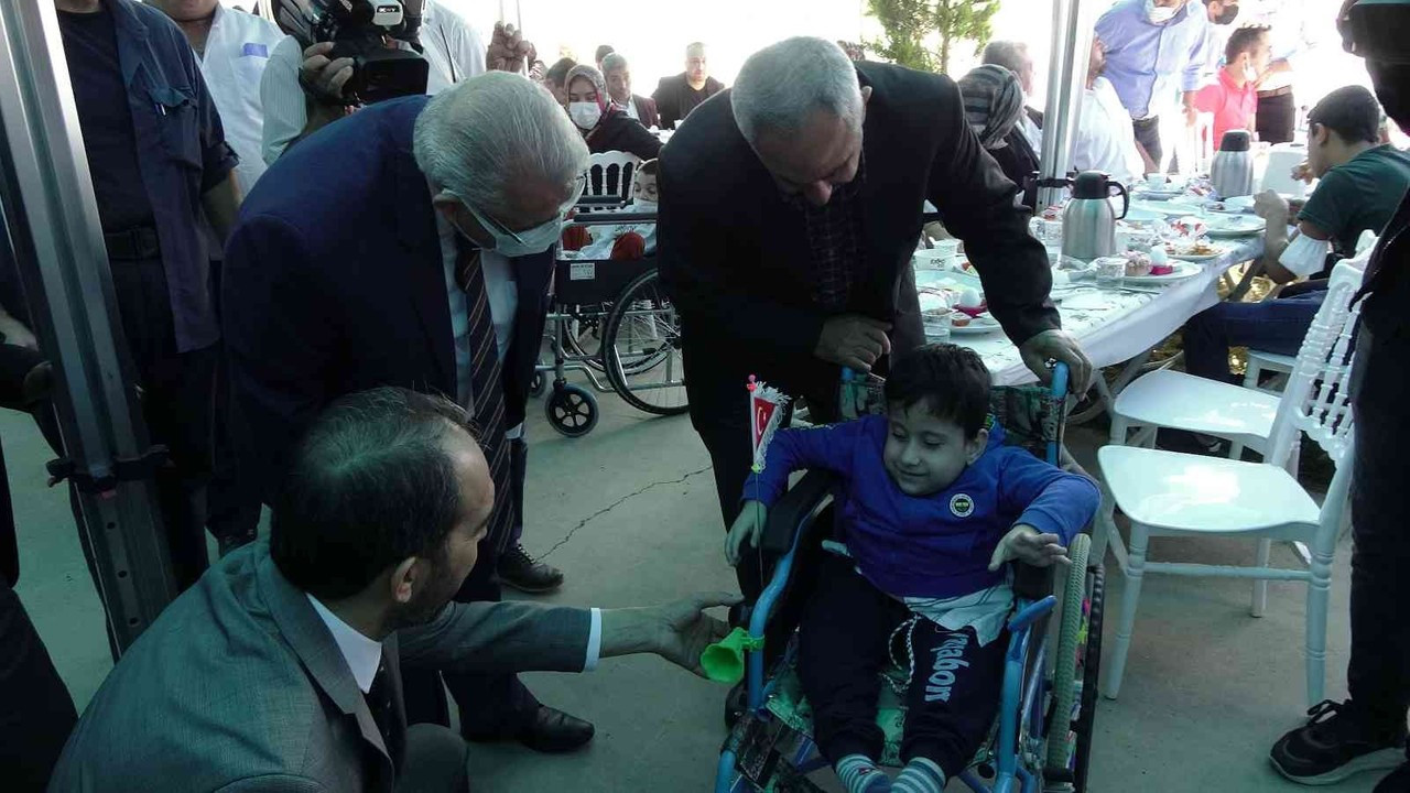 100 engellinin yüzü tekerlekli sandalye ile güldü