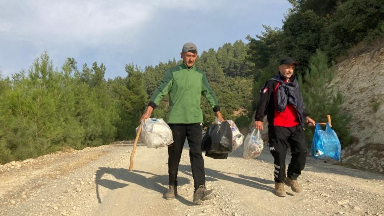 Dağcılar hem spor yaptı hem çöp topladı