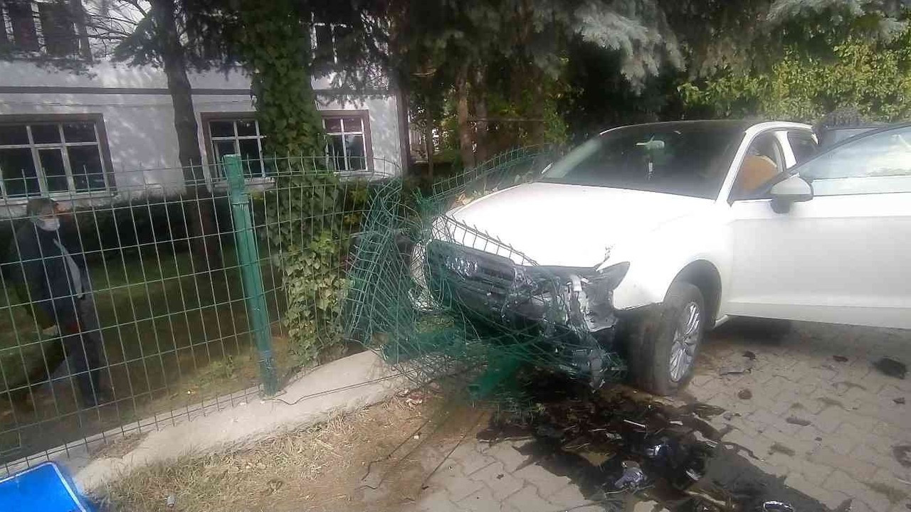 Otomobil okul bahçesinin demir çitlerine çarptı, sürücü burnu bile kanamadan kurtuldu