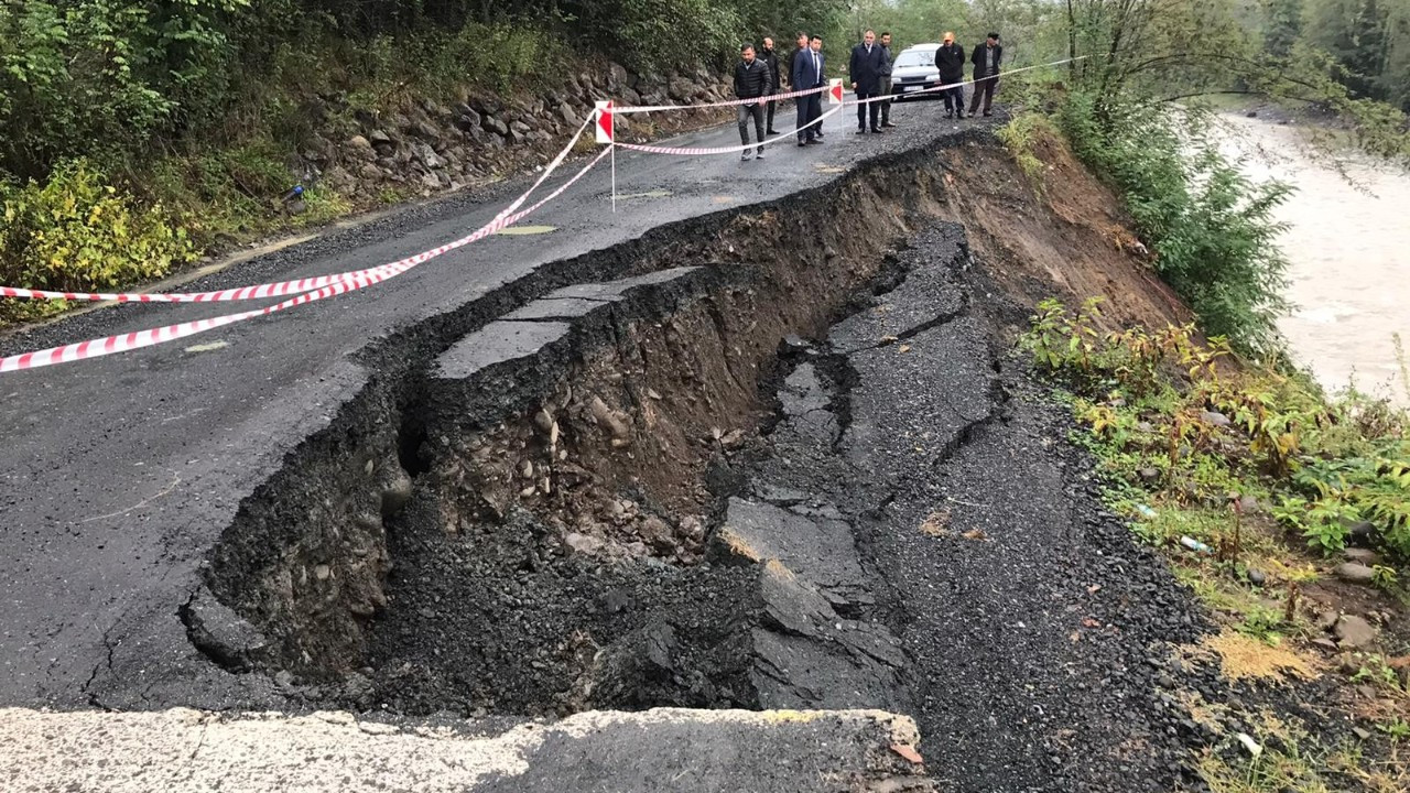 Salıpazarı’nda yol çöktü