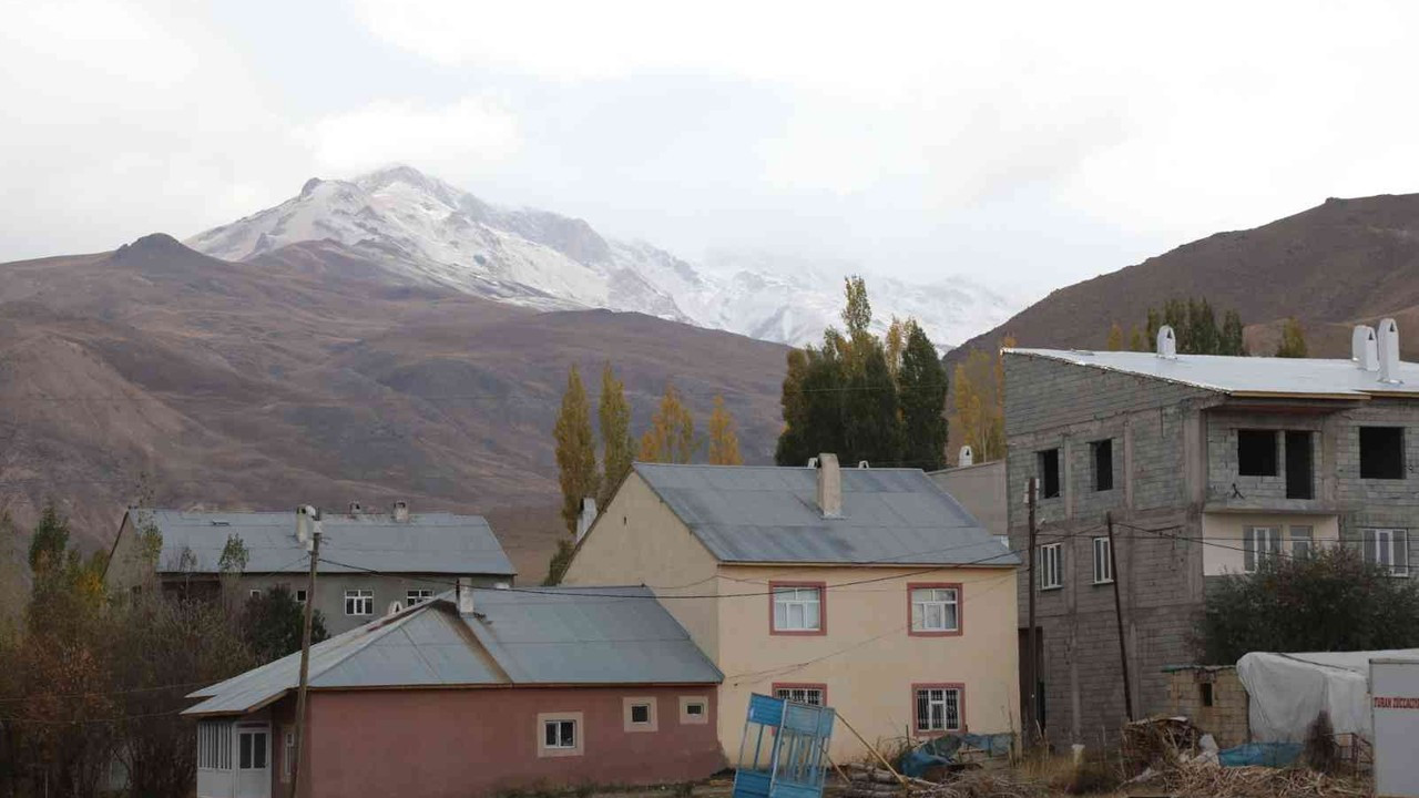 Başkale’deki İspiriz Dağı beyaza büründü