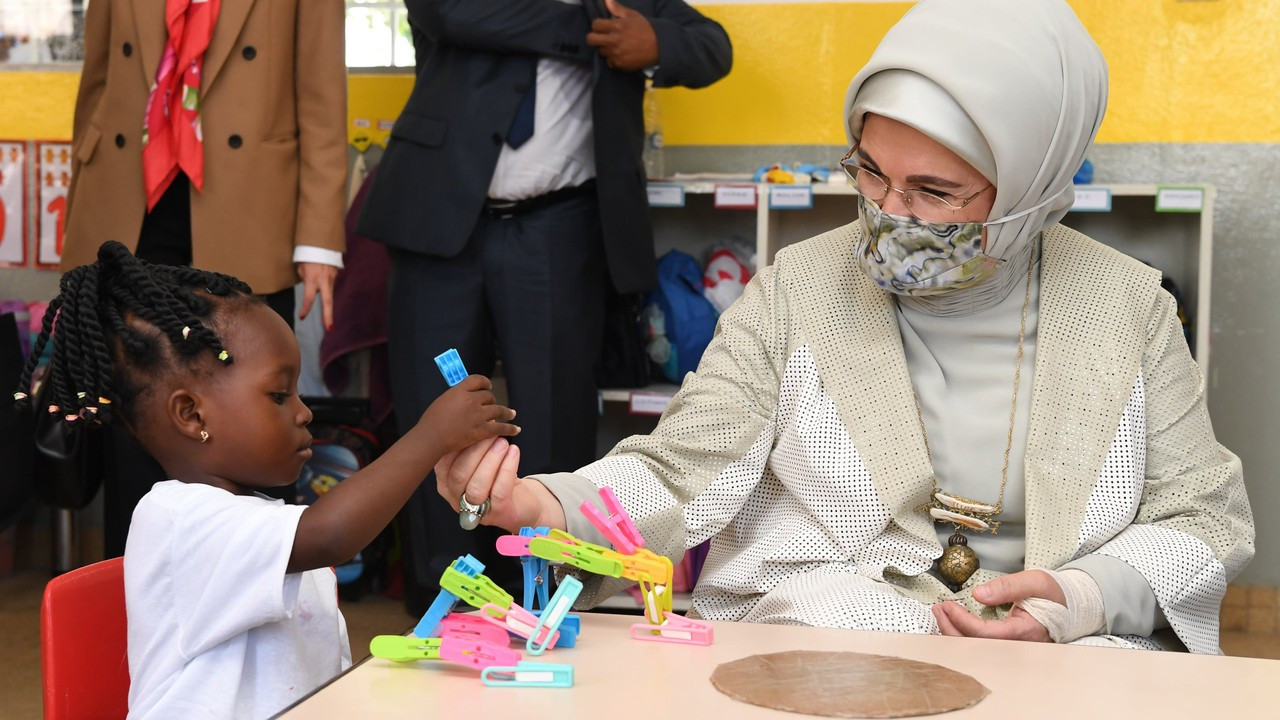 Emine Erdoğan, Togo’da Maarif Vakfı okulunu ziyaret etti