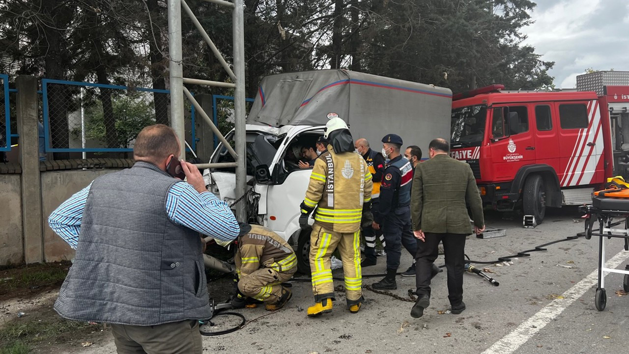 Sancaktepe'de kamyonet levha direğine çarptı 