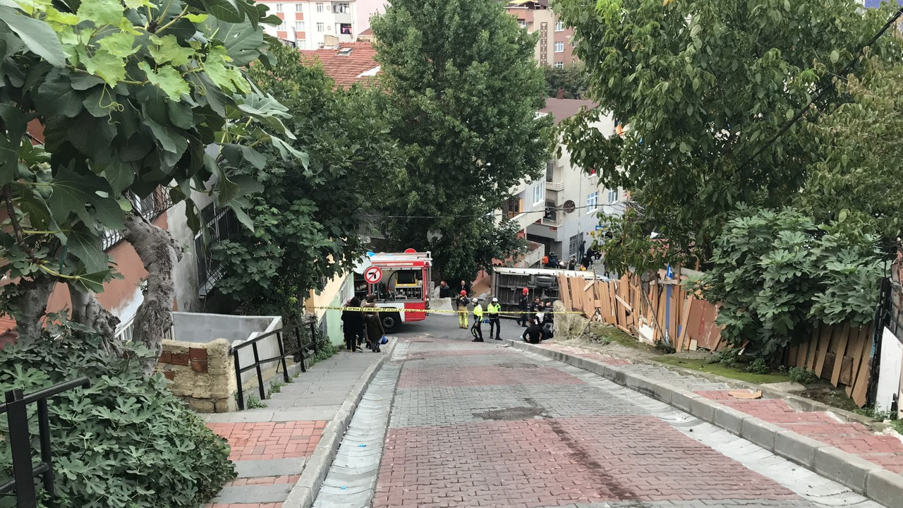 Şişli'de kamyonet yokuştan aşağı inerken devrildi; sürücü yaralandı