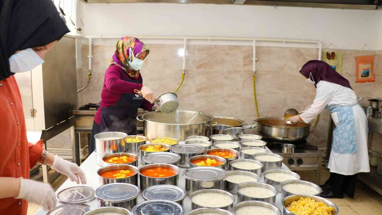 Safranbolu’da her gün 40 aileye sıcak yemek dağıtılıyor