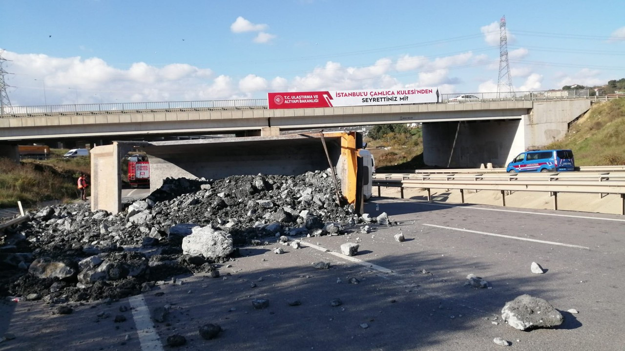 Sancaktepe'de hafriyat kamyonu yan yattı; yol trafiğe kapandı