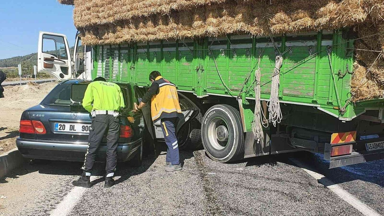 Saman yüklü kamyona otomobil çarptı: 4 yaralı