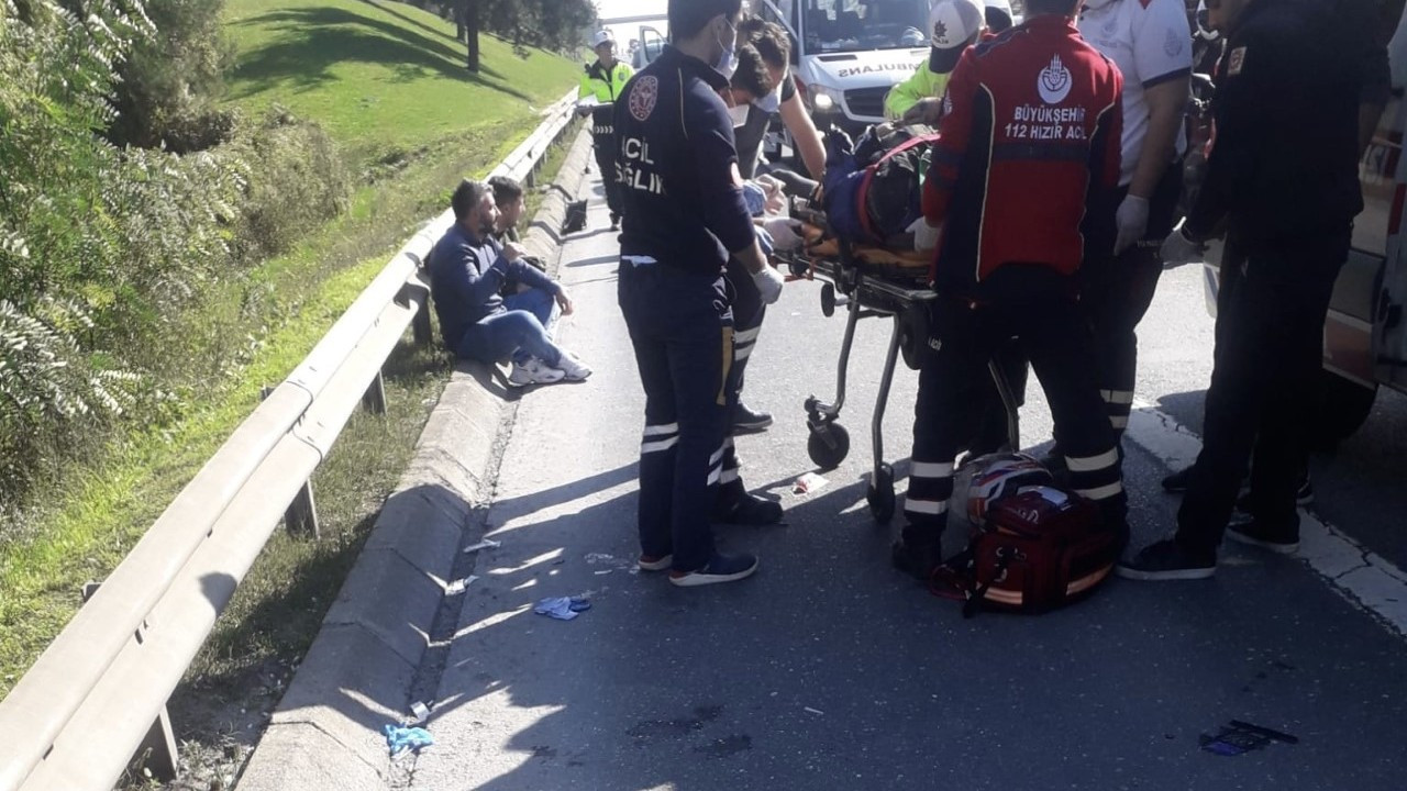 Beykoz TEM'de otomobille motosiklet emniyet şeridinde çarpıştı; 2 yaralı