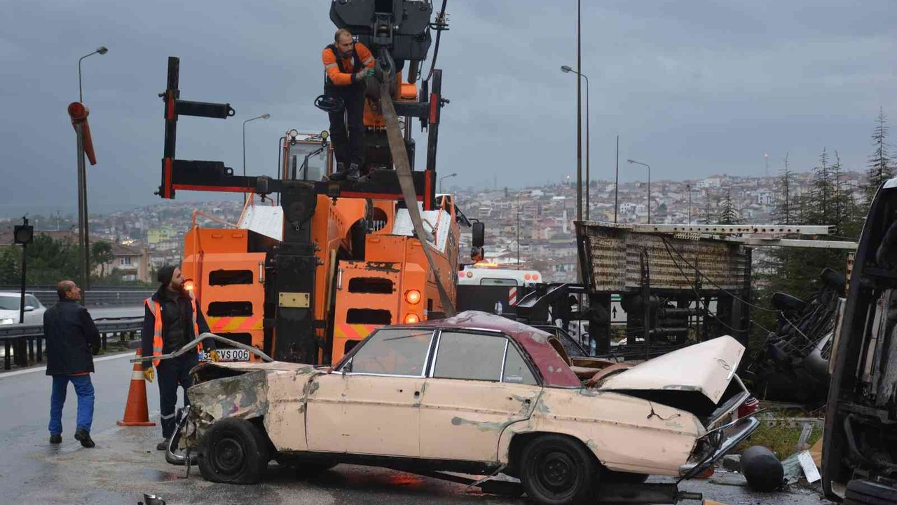 Arızalanan aracı yolcularla birlikte taşıyan çekici TEM’de devrildi