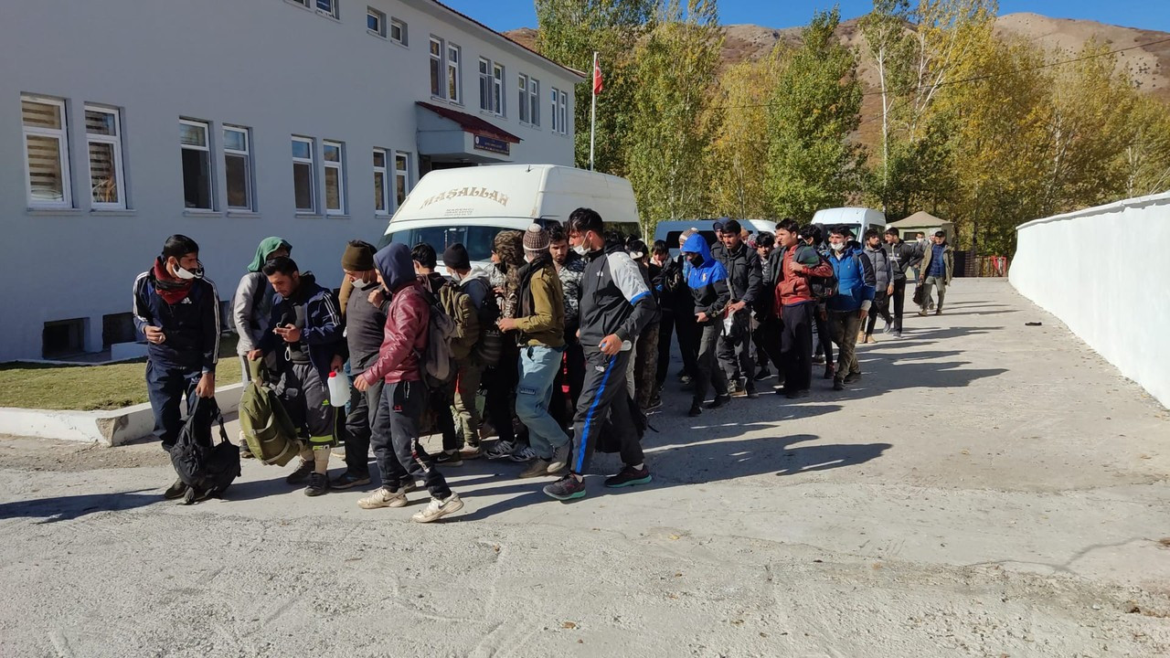 Bitlis’te minibüste 48 kaçak göçmen yakalandı