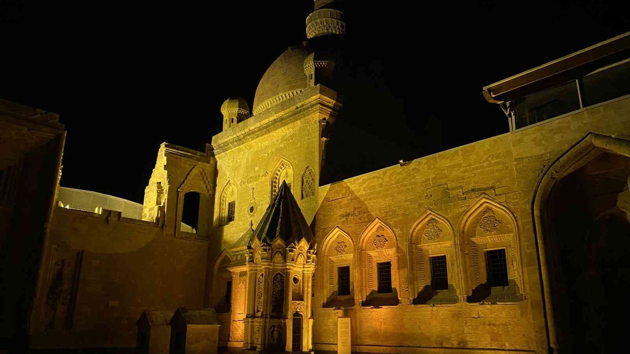 İshak Paşa Sarayı’nın gece manzarası mest etti
