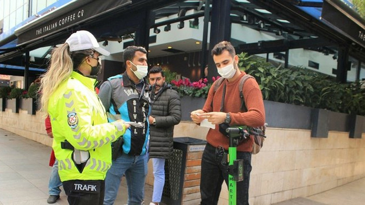 Trafikte ters yönde ilerleye scooter sürücüsüne ceza kesildi