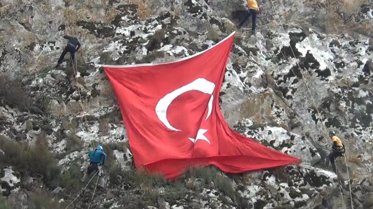 50 metre yükseklikteki kayalıklarda dev Türk bayrağı açtılar