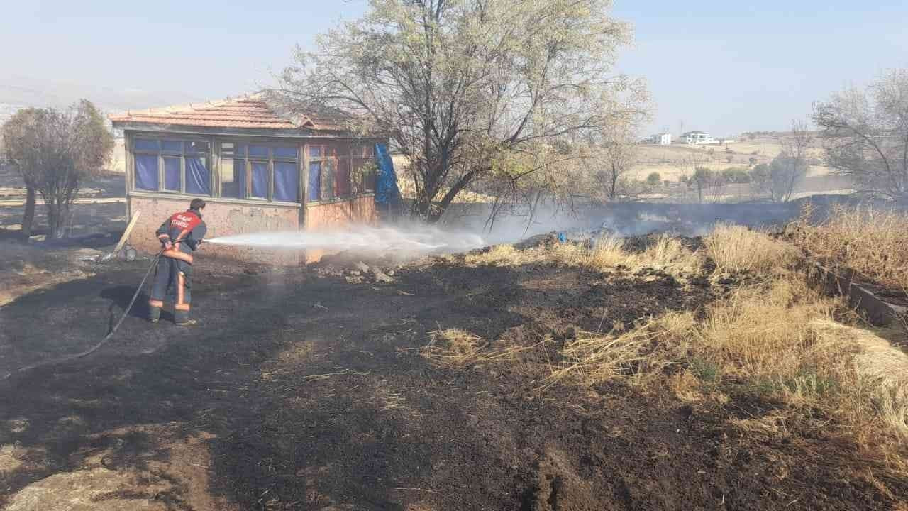 Elazığ’da ot yangını paniğe neden oldu