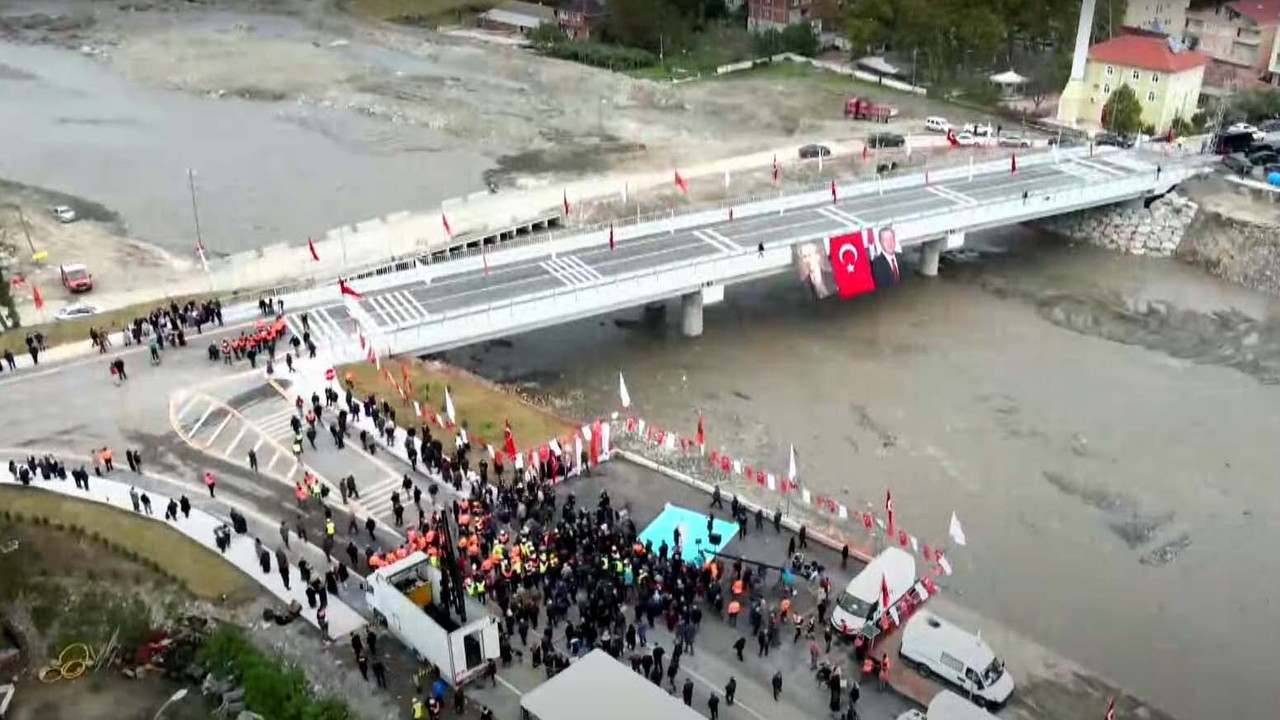 Selde yıkılıp yeniden inşa edilen Çatalzeytin Köprüsü'nü Bakan Karaismailoğlu ulaşıma açtı