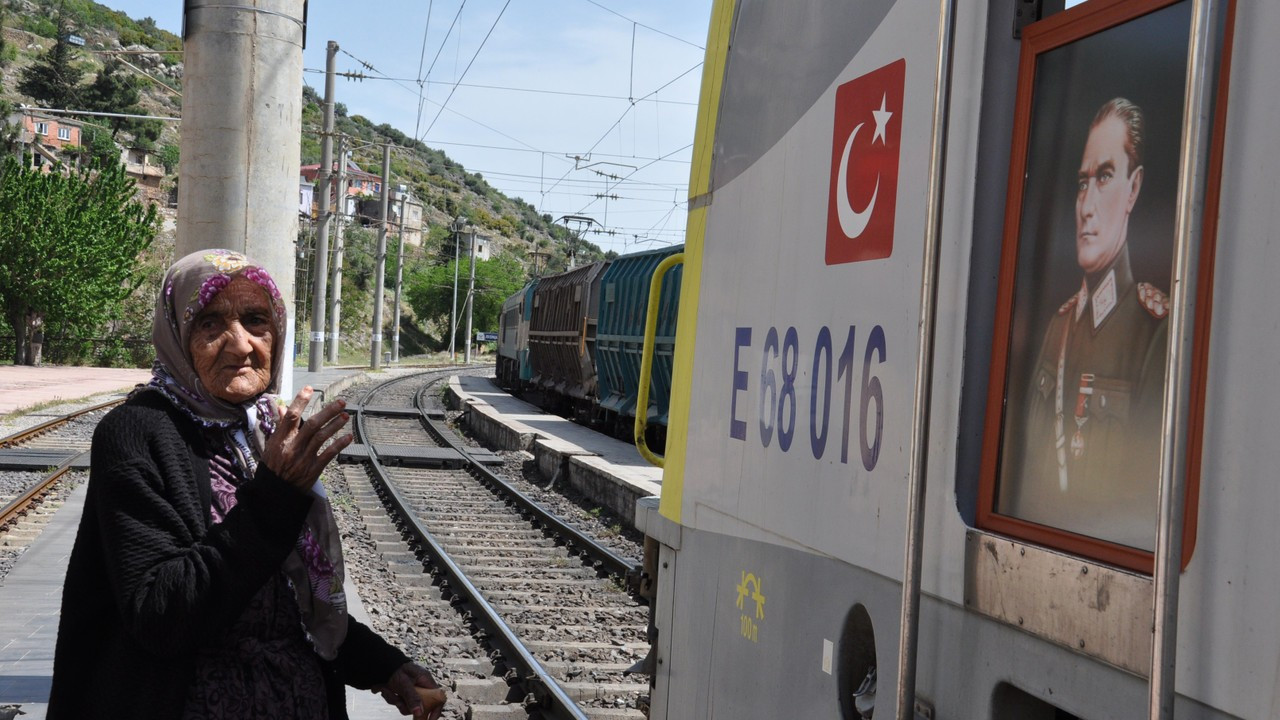 111 yaşındaki Fatma Tıraş: Boyum yetmeyince bir taşın üzerine çıkıp Atatürk'ü gördüm