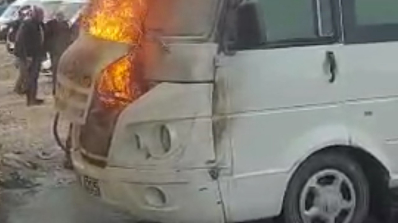 Elazığ'da park halindeki minibüs alev alev yandı