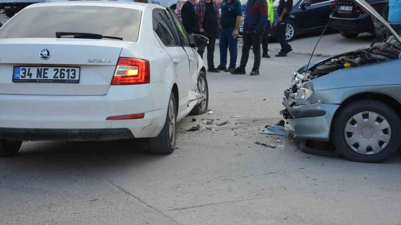 İki otomobil çarpıştı, araçta sıkışan felçli vatandaşı ekipler çıkardı