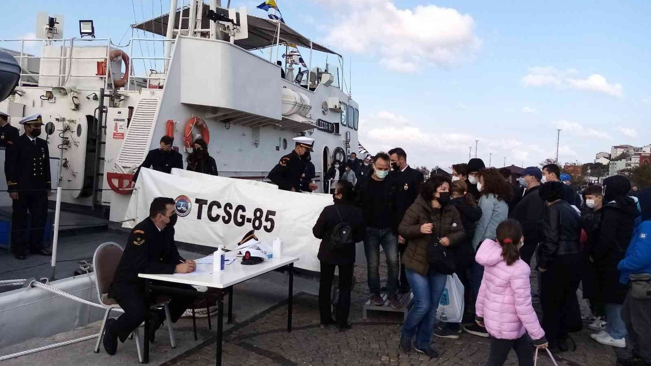 Sahil Güvenlik gemisine vatandaşlar akın etti