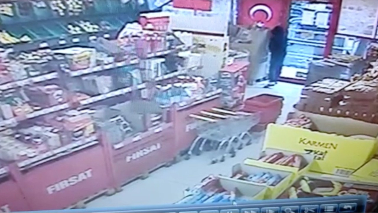 Markete giren çocuğun Türk bayrağı hassasiyeti