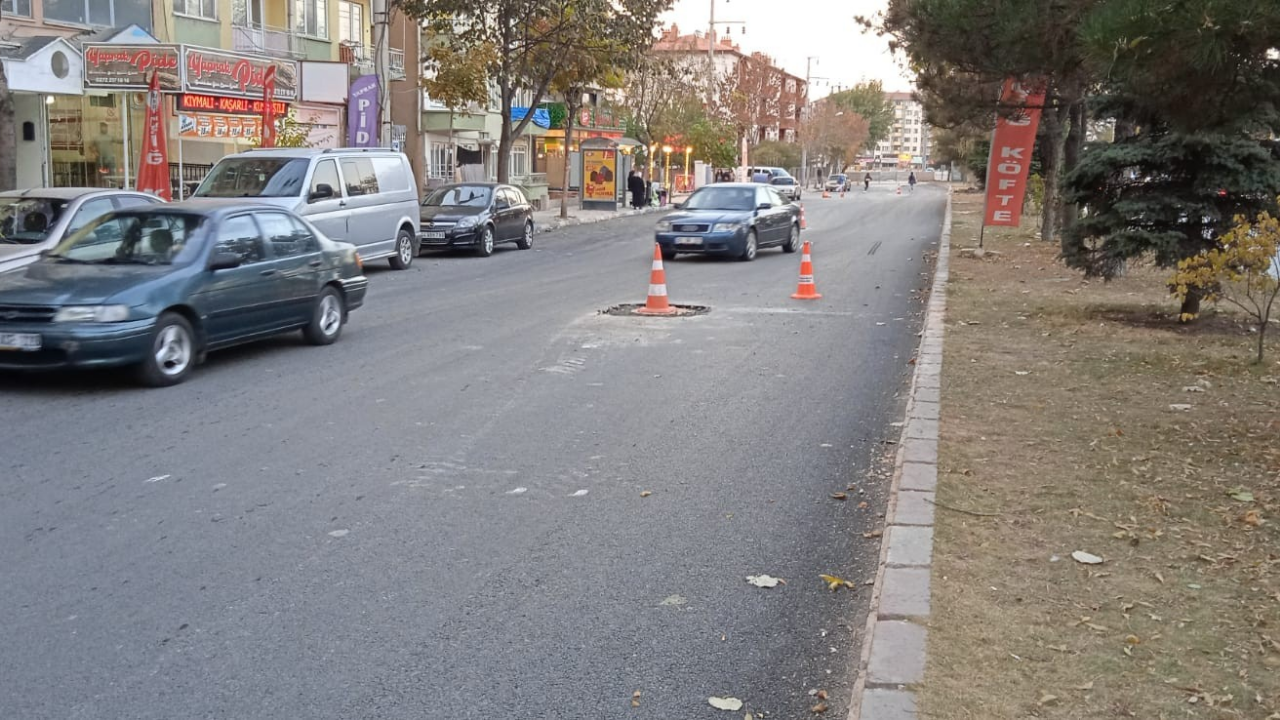 Trafiğin en yoğun saatinde mazgal onarımı sürücülere zor anlar yaşattı