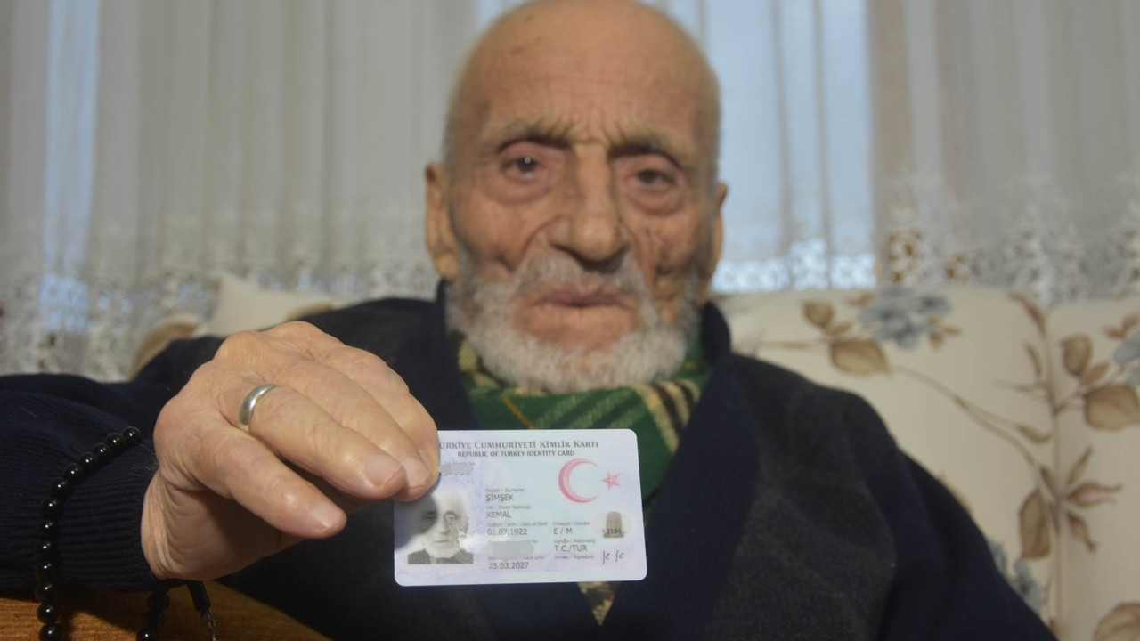 99 yaşında koronavirüsü yendi, türkü söyleyerek kutladı