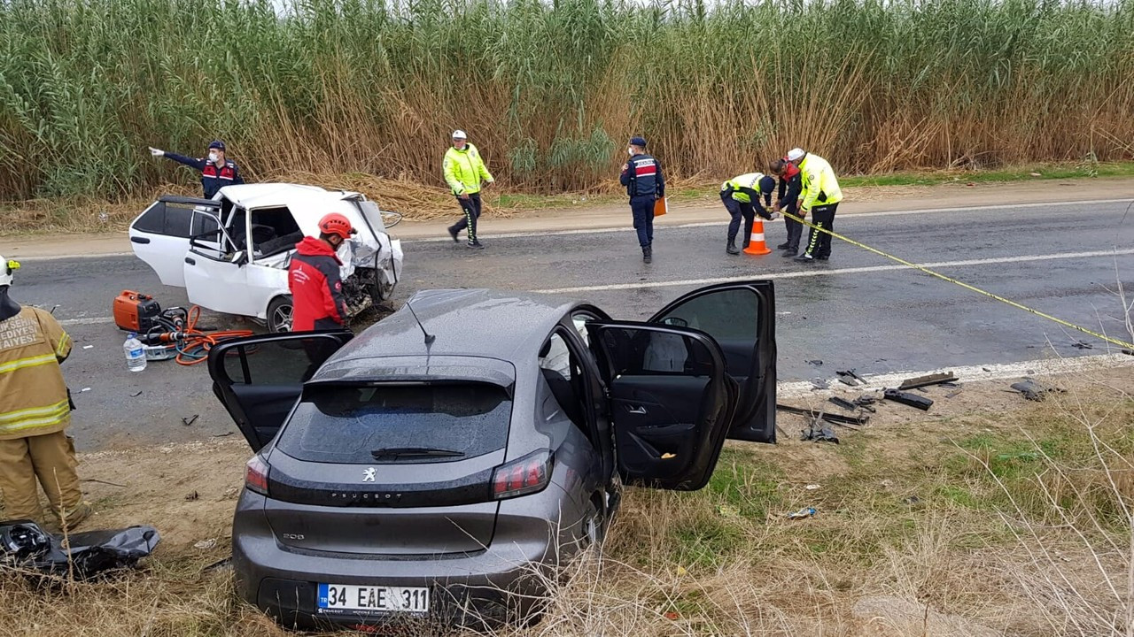 İzmir'de iki otomobil kafa kafaya çarpıştı: 3 ölü, 3 yaralı