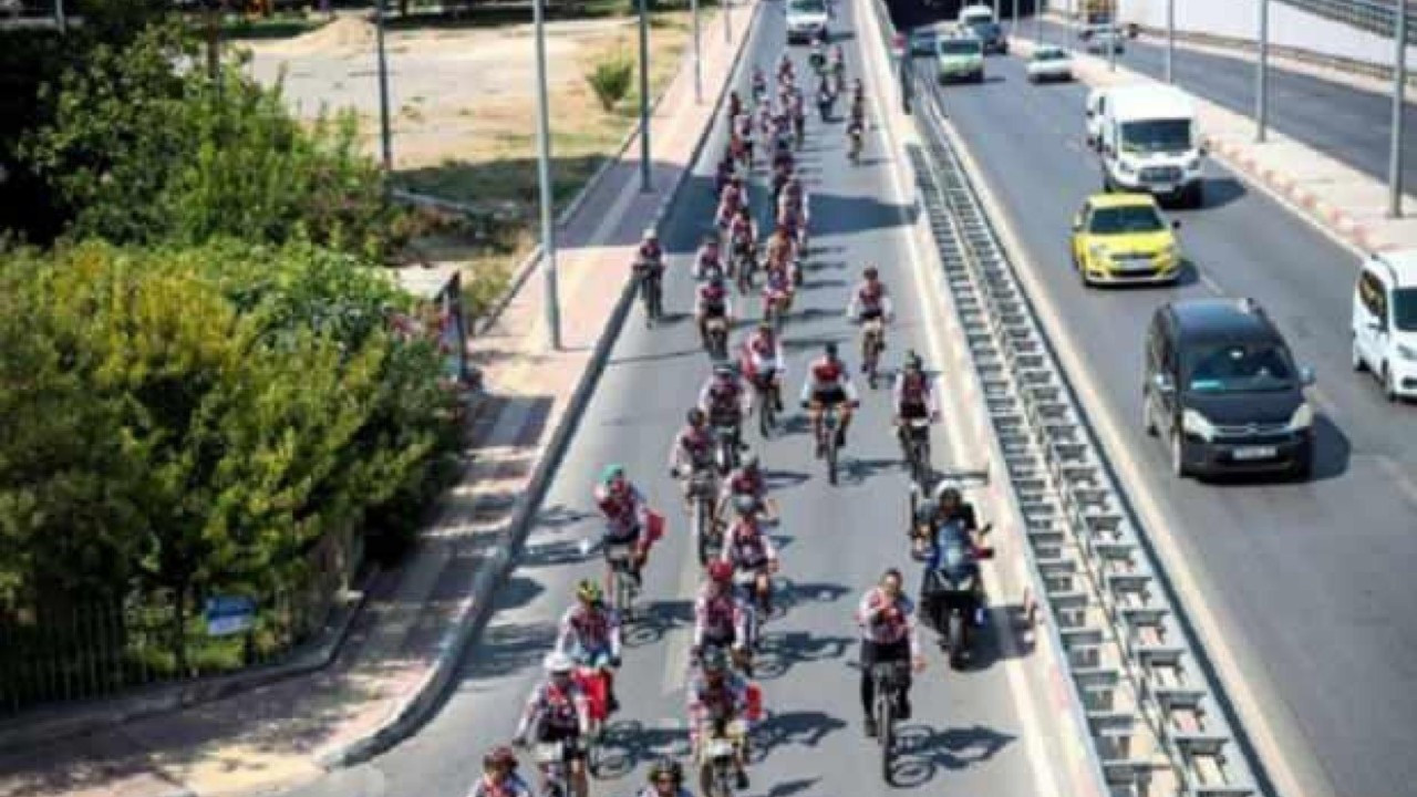 13 Bisikletçi Anıtkabir'i ziyaret için Mersin'den Ankara'ya pedal çeviriyor