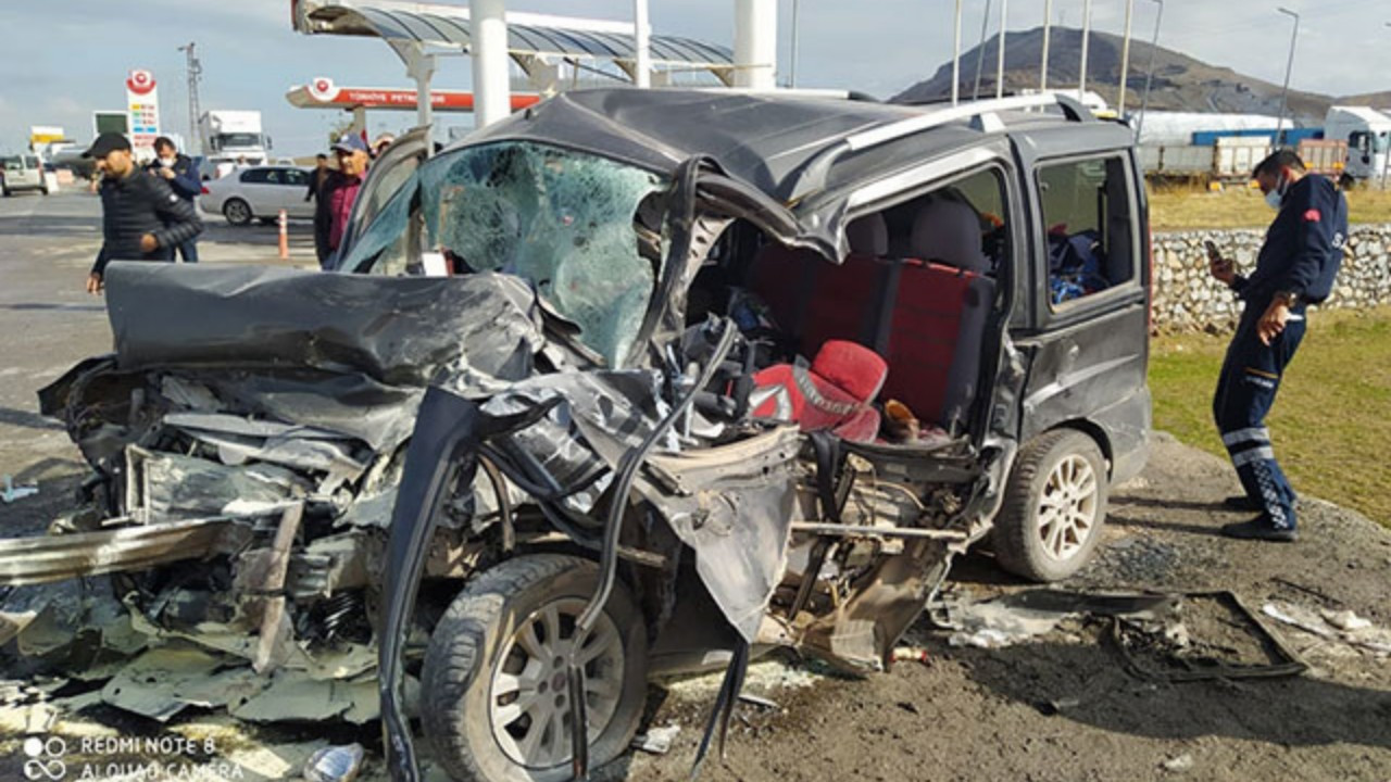 Bitlis’te Hafif ticari araçla otomobil çarpıştı: 2 ölü, 6 yaralı
