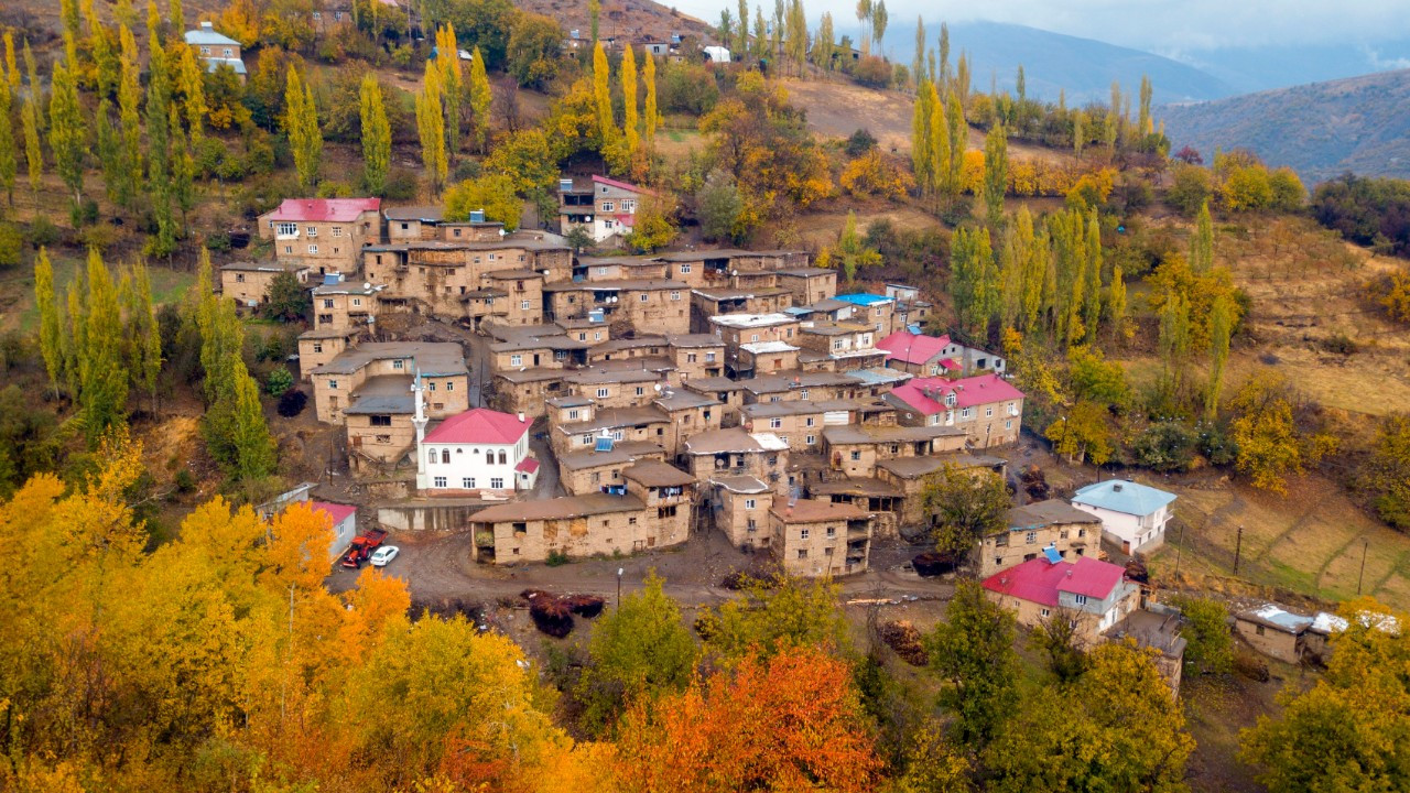 Hizan’ın taş evleri sonbaharla eşsiz manzara oluşturuyor