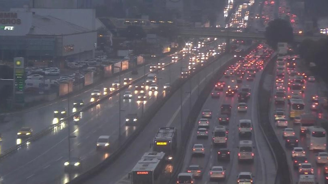 İstanbul’da yağmur yağdı, trafik yoğunluğu yüzde 63 oldu